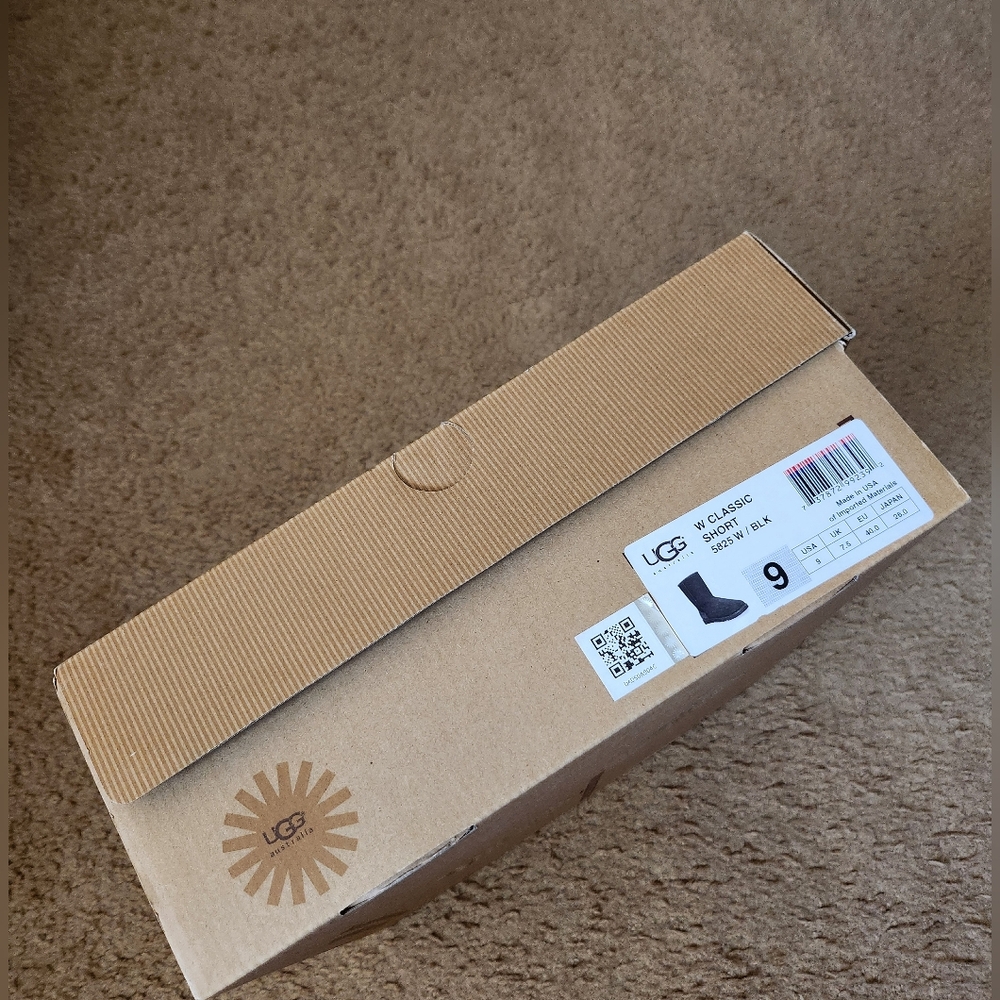 UGG Classic SHORT in Black - Picture 11 of 11